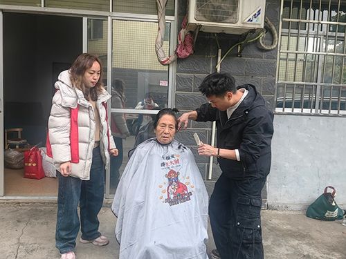 便民理发室搬到居民家中 上门理发服务暖人心